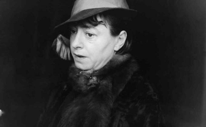 Ritratto di Dorothy Parker con cappello e pelliccia