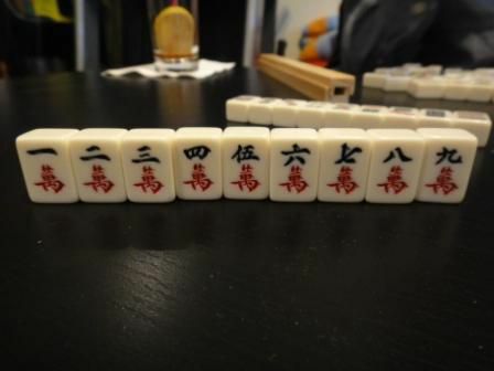 Il seme del personaggio di un set di tessere Mahjong seduto su un tavolo.