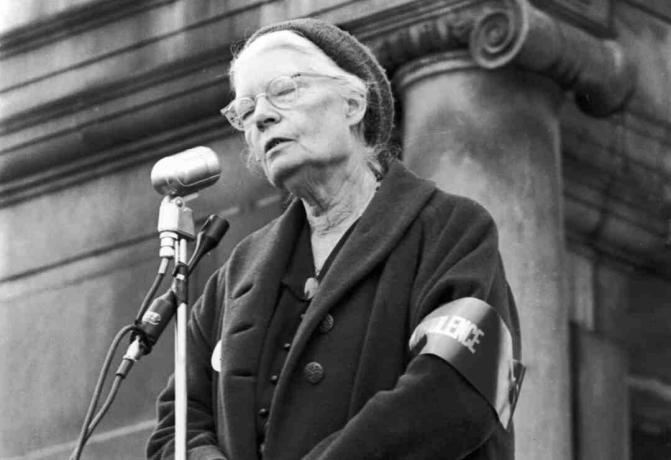 Fotografia di Dorothy Day e una manifestazione contro la guerra.