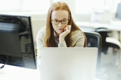 sviluppatore web femminile che lavora al computer