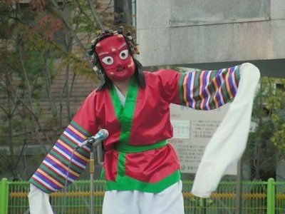 Danzatore di maschera tradizionale coreano