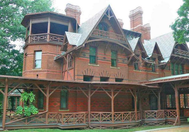 La Mark Twain House è riccamente decorata con mattoni a motivi geometrici e stecche ornamentali