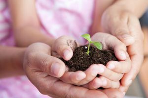 Madre e figlia giardinaggio