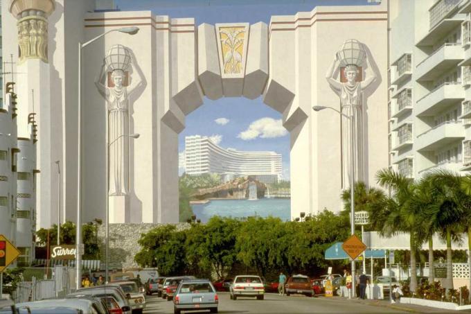 Trompe l'oeil murale di un arco egiziano sulla costruzione a Miami, in Florida