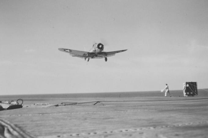 Bombardiere subacqueo monomotore in procinto di atterrare sulla portaerei USS Ranger.