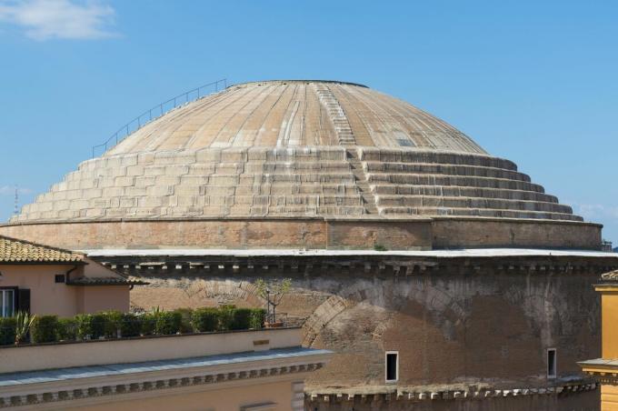 imponente cupola in cemento con gradini sulla cupola