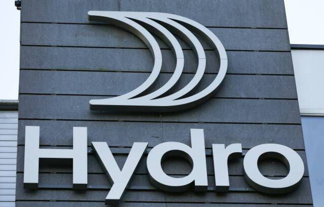 Il nuovo logo del gruppo norvegese dell'alluminio Norsk Hydro può essere visto presso la loro sede a Lysaker fuori Oslo, Norvegia