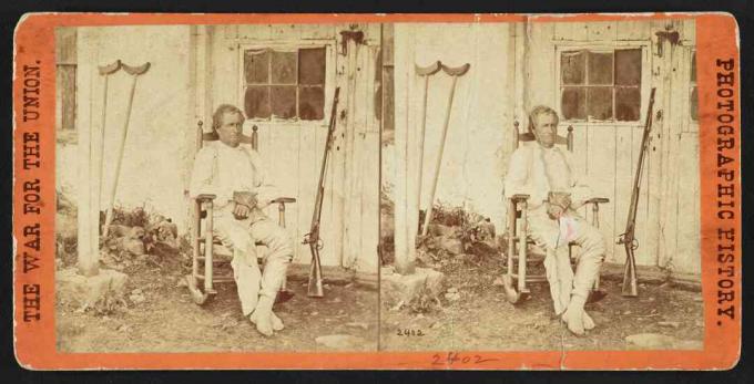 L'eroe civile di Gettysburg John Burns fotografato da Mathew Brady raffigurato su una carta stereoview.