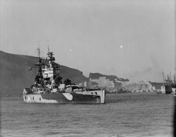 Nave da guerra HMS Nelson nel porto di Mers-el-Kebir, 1942.