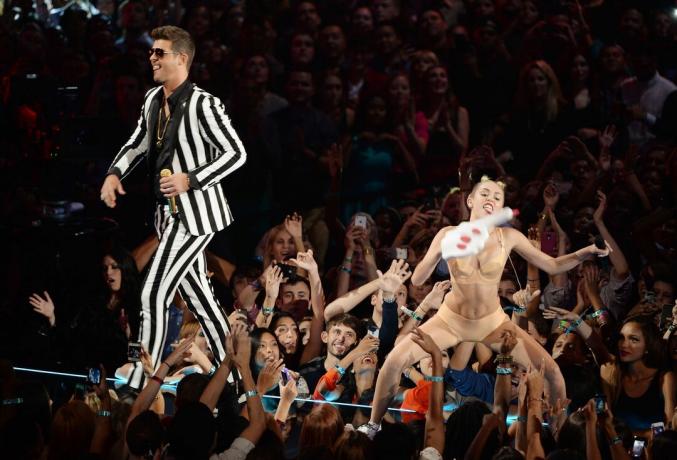 Robin Thicke e Miley Cyrus si esibiscono durante gli MTV Video Music Awards 2013 presso il Barclays Center il 25 agosto 2013 nel quartiere di Brooklyn a New York City.