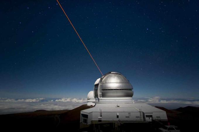 Gemini Observatory North con sistema di stelle guida laser funzionante.