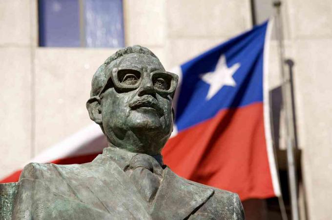 Statua di Salvador Allende