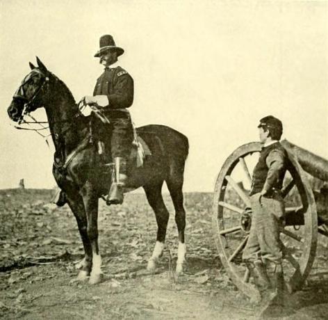 Foto di Ambrose Burnside a cavallo.