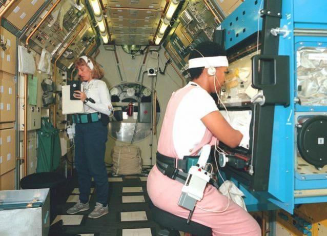 Immagini di Mae Jemison - Addestramento dell'equipaggio di Spacelab-J: Jan Davis e Mae Jemison