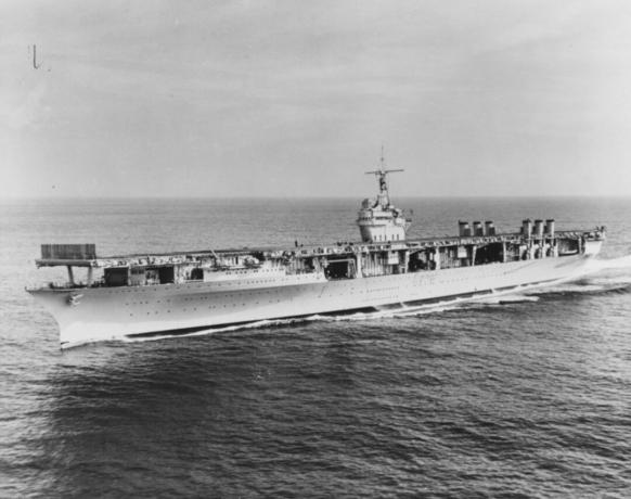 Portaerei USS Ranger in mare con ponte di volo vuoto.