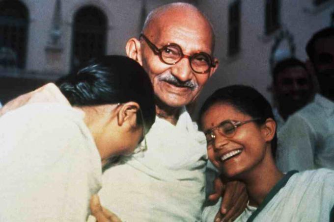 Mahatma Gandhi con le sue nipoti