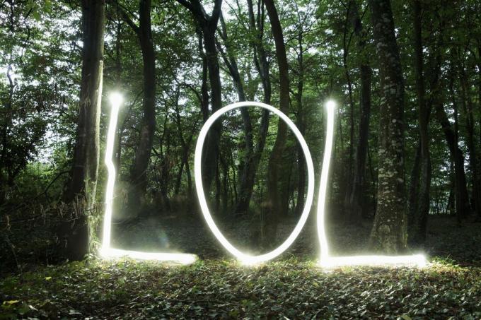 'LOL' scrivi nella luce nella foresta