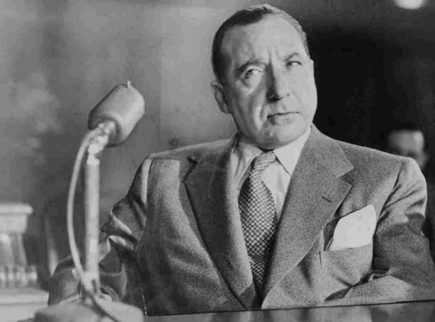 Fotografia del boss della mafia Frank Costello che testimonia davanti a un comitato del Senato.