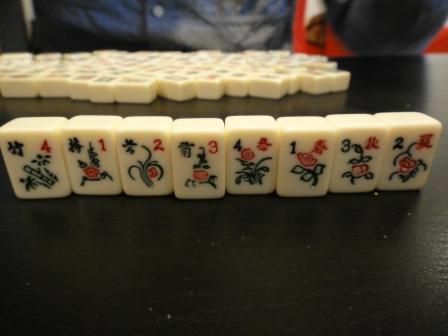 La tuta floreale di una serie di tessere Mahjong.