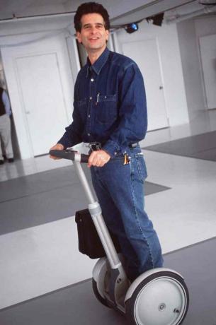 L'inventore Dean Kamen presenta il Segway Human Transporter, la prima macchina di trasporto dinamica, auto-bilanciante ed elettrica al mondo.