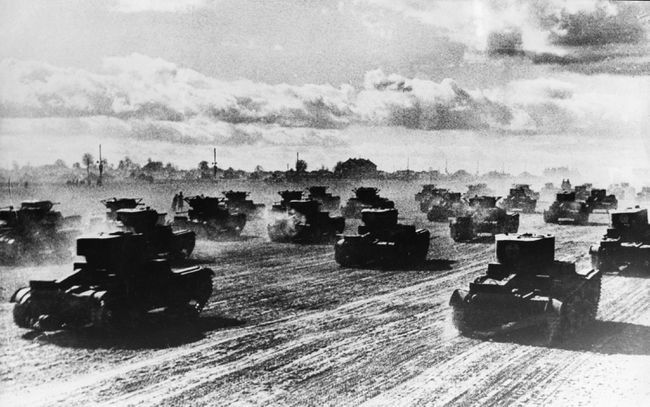 Carri armati russi al fronte, giugno 1941.