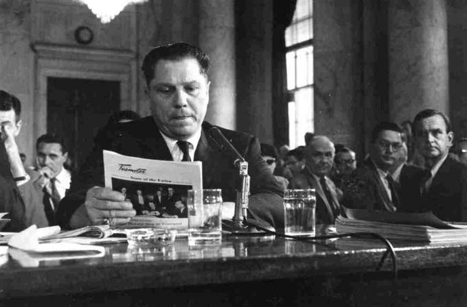 Fotografia del capo dei Teamsters Jimmy Hoffa che testimonia davanti al comitato del Senato degli Stati Uniti