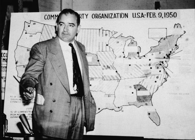 Fotografia del sen. Joseph McCarthy su una mappa