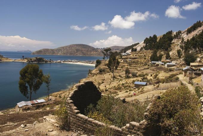 Cha'llapampa Village e terrazze agricole sul lago Titicaca.