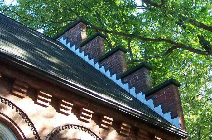 metallo che lampeggia lungo il parapetto di un edificio in mattoni di Stockbridge, Massachusetts