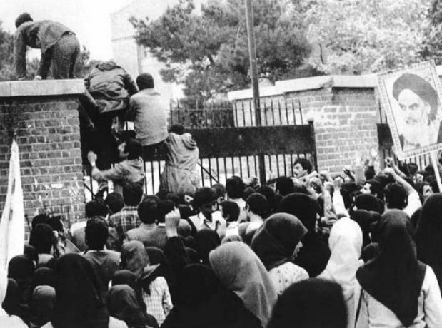 Gli studenti raninan invadono l'ambasciata americana a Teheran, il 4 novembre 1979