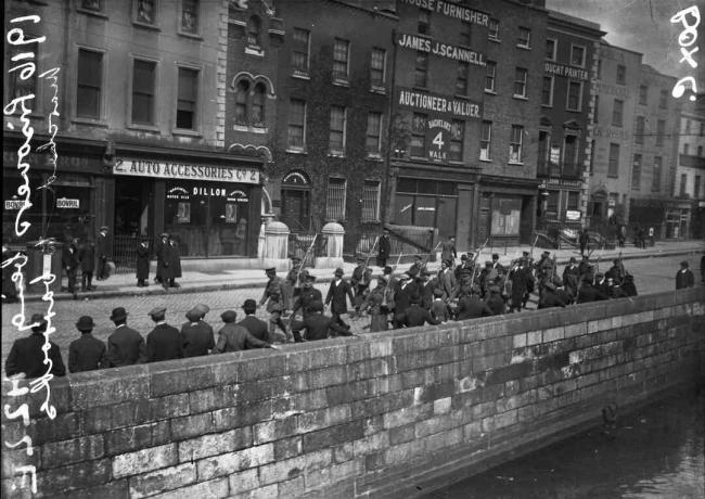 I prigionieri ribelli irlandesi furono fatti marciare attraverso Dublino nel 1916.