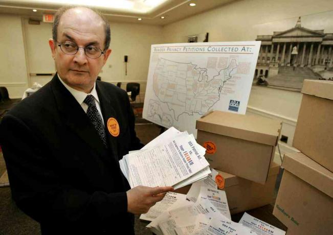 L'autore Salman Rushdie consegna le petizioni del Patriot Act