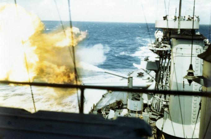 Guardando a poppa sulla corazzata USS Colorado con armi da fuoco da 16 pollici.