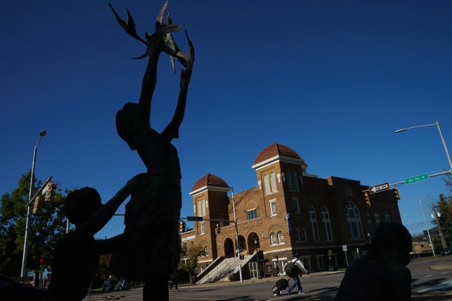 Una vista della statua dei " Quattro spiriti" e della 16th Street Baptist Church a Birmingham, Alabama.