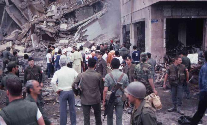Una folla di soldati e di operatori umanitari si trova in mezzo alla distruzione e ai danni sulla scena dell'attentato suicida dell'Ambasciata americana, Beirut, Libano, 18 aprile 1983.