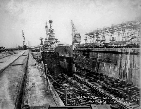 Battleship USS Texas (BB-35) nel bacino di carenaggio, 1926.