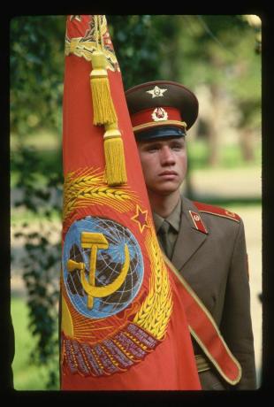 Soldato sovietico con bandiera sovietica