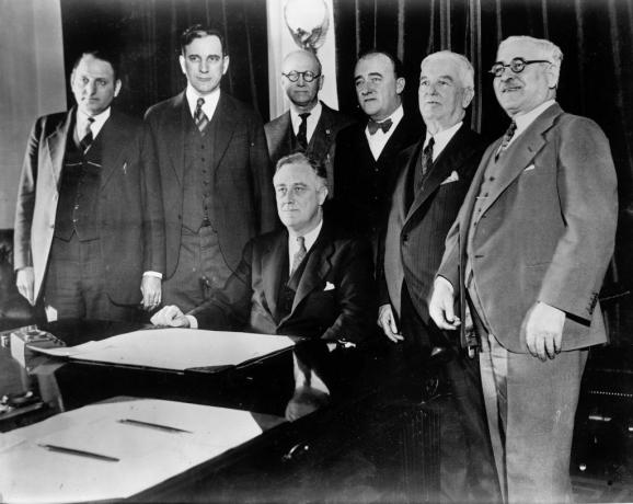 Membri del Congresso in posa con Franklin D Roosevelt alla firma del Cullen-Harrison Act