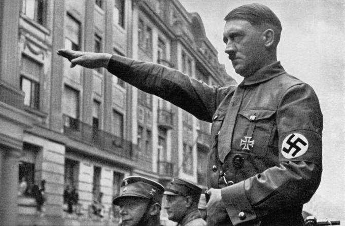 Adolf Hitler che dava soluto nazista ai soldati tedeschi.