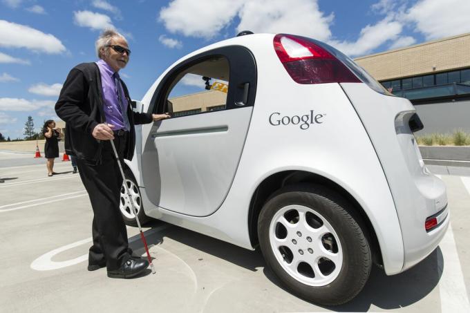 Un cieco prima di fare un giro nell'ultima versione dell'auto a guida autonoma di Google fuori dai laboratori GoogleX di Mountain View, in California.