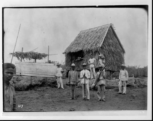 Ufficiali filippini di Hut durante l'insurrezione filippina