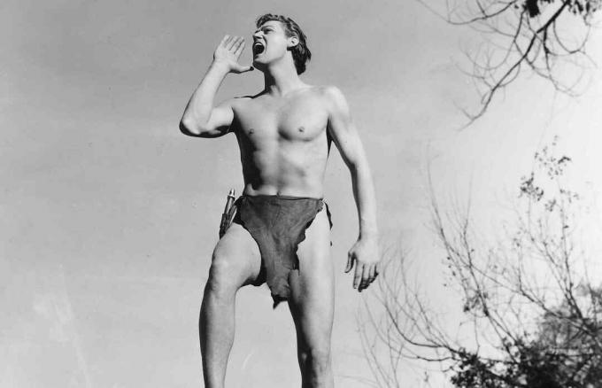 Johnny Weissmuller che interpreta Tarzan