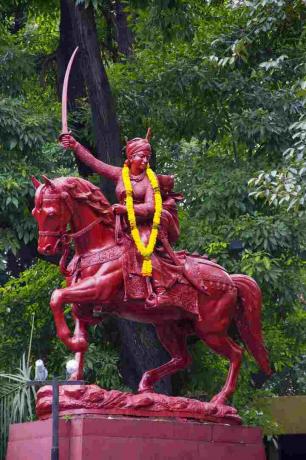 Statua di Zashichi Rani, Rani Laxmibai vicino al Teatro Balgandharva o Rangmandir, Pune