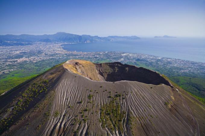 La lava del Vesuvio contiene biotite.