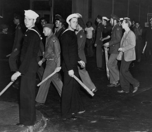 Bande di marinai e marines americani armati di bastoni durante gli Zoot Suit Riots, Los Angeles, California, giugno 1943.