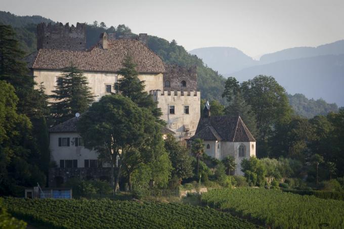 casa fortificata con merlatura sulle colline d'Italia