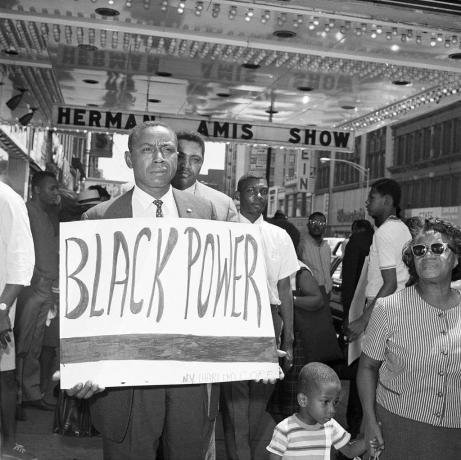Floyd McKissick con cartello nero
