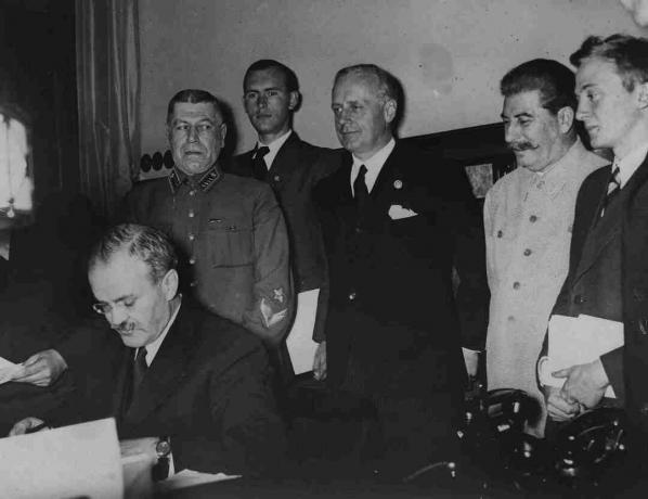 Il patto di non aggressione firmato tra l'Unione Sovietica e la Germania nazista