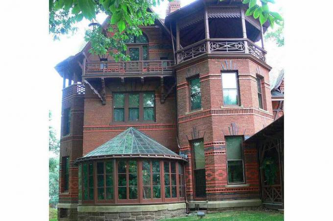 Un atrio circolare inonda la luce nel salotto della casa di Mark Twain a Hartford, nel Connecticut