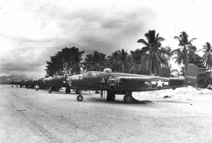 Bombardieri B-25 schierati su una pista nel sud del Pacifico.